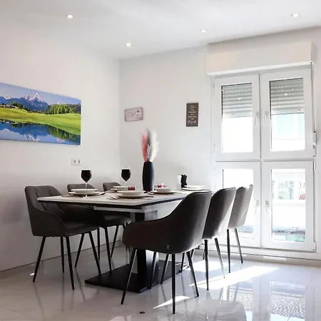 Borderless Haus Fuer 12 , Terasse Und Spiele