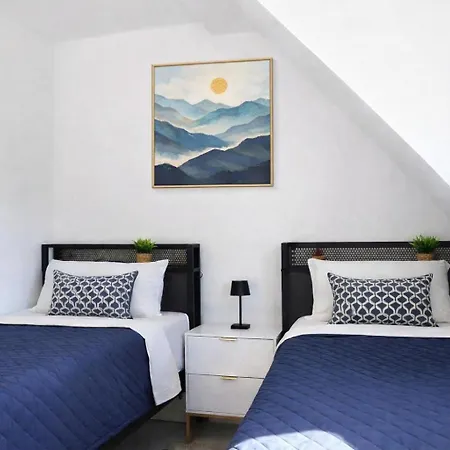 Borderless Haus Fuer 12 , Terasse Und Spiele
