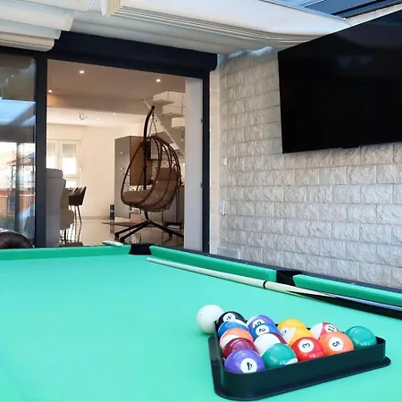 Borderless Haus Fuer 12 , Terasse Und Spiele